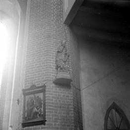 kościół rzymskokatolicki, ob. katedra pw. św. Mikołaja - wnętrze: figura świętego na filarze, skan 1