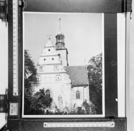 kościół pw. Świętej Trójcy - elewacja wschodnia - prezbiterium - fragment, skan 1
