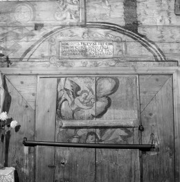 kościół pw. św. Michała Archanioła - nawa główna - ściana południowa - fragment polichromii na dzwiach, skan 1