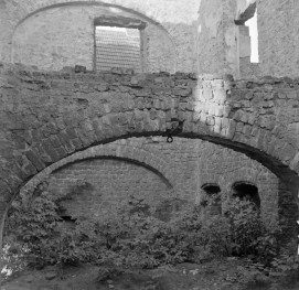 pałac - wnętrze, sklepienie kondygnacji, ruina, skan 1