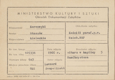 Kościół parafialny - wnętrze, widok na ołtarz w kaplicy - metryczka, skan 1