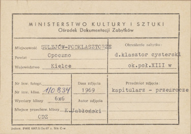 Zespół opactwa cystersów - klasztor, widok przeźrocza pomiędzy krużgankiem a kapitularzem - metryczka, skan 1