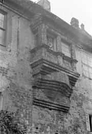 kamienice - fragment elewacji z wykuszem, skan 1