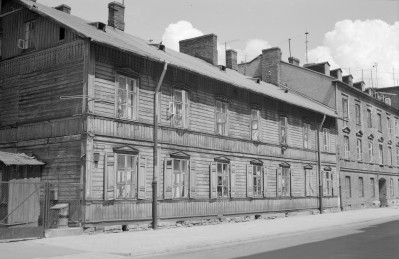 drewniany budynek mieszkalny - elewacja frontowa, skan 1