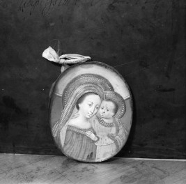 klasztor ss. Mniszek Benedyktynek - zbiory - szkaplerz - awers /Matka Boska/ z XVIII w., skan 1