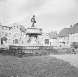 rynek miejski - Fontanna Pomnik Rybaka, skan 1