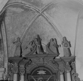 Bazyliki Wniebowzięcia NMP - wnętrze: ołtarz w nawie płd. szczyt i sklepienie z figurami, skan 1