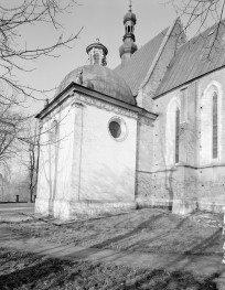 kościół pw. św. Mikołaja - Kaplica Firlejów - widok od południowego - wschodu, skan 1