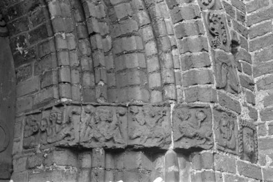 kościół pw. Zmartwychwstania Pańskiego - fragment portalu, relief , skan 1