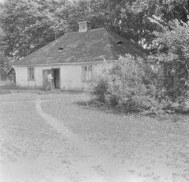 dawny dworek - elewacja frontowa, skan 1