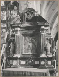 Zespół opactwa cystersów - wnętrze kościoła, ołtarz boczny płd. - widok ogólny, skan 1