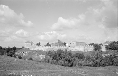 zamek - widok ogólny murów obronnych, skan 1