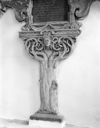 kościół pw. św. Marii Magdaleny, ob. katedra polskokatolicka - wnętrze: nagrobek fragment - cokół, skan 1