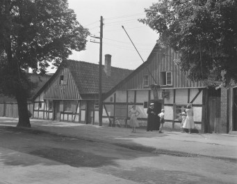 kino jantar, daw. karczma Lwia Jama - elewacja frontowa, widok ogólny, domy rybackie, skan 1