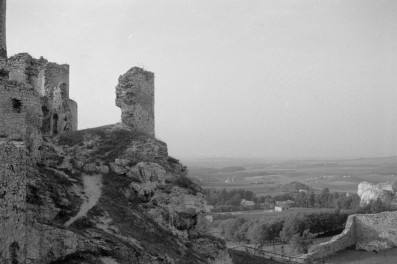 zamek Sulimczyków - elewacja południowa - fragment riun murów, skan 1