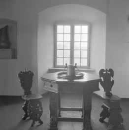 muzeum zamkowe - fragment wnętrza sali na II piętrze, skan 1