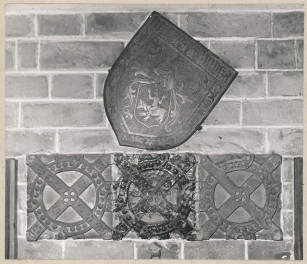  Zespół klasztorny Dominikanów - kościół, brązowa tarcza herbowa z nagrobka panów ze Słupczy i fragment ceramicznego fryzu, skan 1