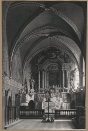 Kościół parafialny - wnętrze, widok na prezbiterium i ołtarz główny, skan 1