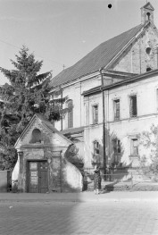 kościół Trójcy Przenajświętszej w Przemyślu w zespole klasztornym sióstr Benedyktynek - elewacja i bramka, skan 1