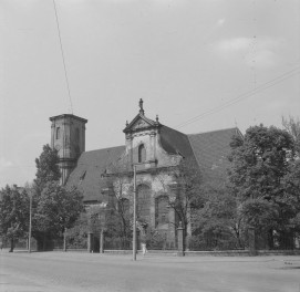 Kościół św. Maurycego. Odbudowana elewacja frontowa jak i cały kościół. Widok od strony ulicy. , skan 1