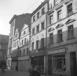 Zabudowa miejska. Elewacja frontowa kamienicy. Renesansowe szczyty., skan 1