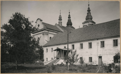 Zespół klasztorny - widok od strony płd. - wsch. na kościół i fragment budynku klasztoru
 , skan 1