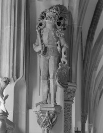 Stary Ratusz - fragment środkowego wykusza z figurą giermka z symbolami miejskimi (św. Jan Apostoł, litera W nad hełmem), skan 1