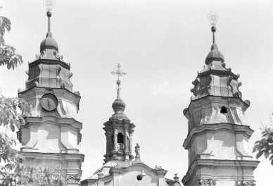 kościół, ob. parafialny pw. św. Ludwika, dawny klasztor popauliński - zwieńczenie wież, skan 1