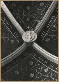  Katedra - wnętrze, widok na zwornik w nawie głównej , skan 1