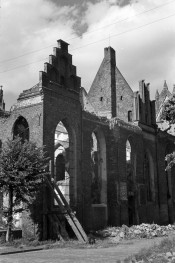 kościół parafialny, ob. rektorski pw. św. Katarzyny - widok ruin, skan 1