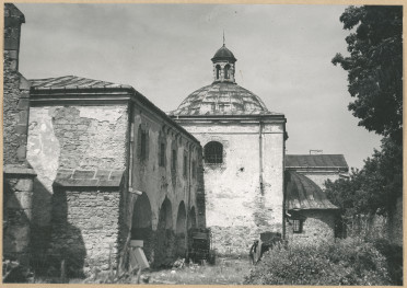 Zespół klasztorny Franciszkanów - widok z zewnątrz na kaplicę św. Leonarda i skrzydło klasztoru , skan 1