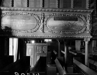 kościół Pokoju im. Trójcy Świętej - wnętrze, loża nad wejściem od strony pd., skan 1