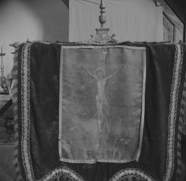 kościół filialny pw. św. Wawrzyńca - czarna chorągiew z "Ukrzyżowaniem Chrystusa", skan 1