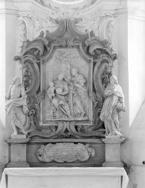 kościół pw. Najświętszej Marii Panny Na Piasku - wnętrze: kaplica, płaskorzeźba w ołtarzu, skan 1