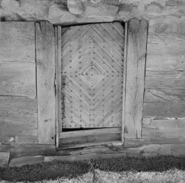 Chałupa - drzwi nabijane ćwiekami, skan 1