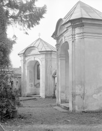 klasztor Benedyktynek - kościół pw. Wniebowzięcia Najświętszej Maryi Panny - Kapliczki ze stacjami Kalwarii Krzeszowskiej na terenie cmentarza przy Mauzoleum Piastów Śląskich, skan 1