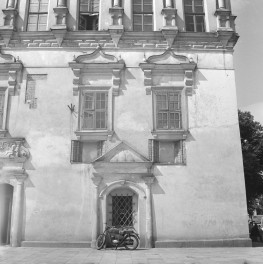 Ratusz - elewacja frontowa. Portal z trójkątnym naczółkiem. Okna zwieńczone naczółkami w kształcie oślich grzbietów. Rustykalna opaska., skan 1