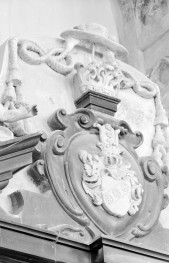 Katedra pw. Wniebowzięcia Najświętszej Marii Panny - wnętrze - kaplica Łubieńskich, ściana południowa, portal I od ambitu na górze, skan 1