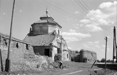 Zespół zamkowo - pałacowy: brama wjazdowa i bastion. Widok ogólny., skan 1