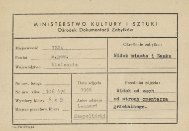 Widok na częśc miasta z kościołem parafialnym i na górę zamkową z ruinami - metryczka, skan 1