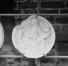 Zamek w Malborku - lapidarium - detal arch. - zwornik sklepienia - symbol św. Jan, skan 1