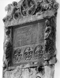kościół pw. św. Marii Magdaleny, ob. katedra polskokatolicka - wnętrze: nagrobek, fragment, skan 1