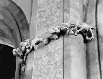 katedra św. Stanisława i św. Wacława - wnętrze, wspornik na filarze nr. 4, skan 1