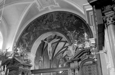 Bazylika kolegiacka Świętej Trójcy - wnętrze: grupa pasji na belce tęczowej oraz arkada łuku tęczowego, obraz "Koronacja M.B przez Trójcę Świętą"., skan 1