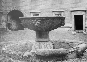 pałac von Herberstein - dziedziniec północny - studnia / fontanna, skan 1