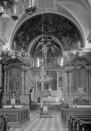 Bazylika kolegiacka Świętej Trójcy - ołtarz główny i grupa pasyjna na belce tęczy, skan 1