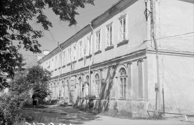 Zespół pałacowo-parkowy Radziwiłłów - oficyna wschodnia i jej elewacja., skan 1