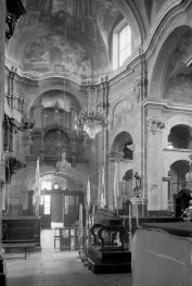 Kościół Rozesłania św. Apostołów - wnętrze: nawa główna z emporą i porspektem. Widokczna trumna na katafalku. organowym. , skan 1