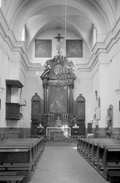 kościół oo. Kapucynów pw. św. Wawrzyńca - wnętrze: nawa główna w kierunku ołtarza głównego, skan 1