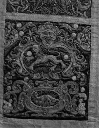 Kościół Sióstr Wizytek - dalmatyka czerwona z tzw. kompletu królewskiego, 1650-60, detale haftu, skan 1